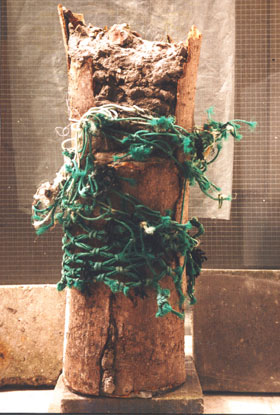 STADSBOOM - 1995 - boombast, cement, groen visnet - hoogte 90 cm - Opgeofferd aan de stad