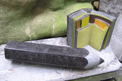 BOEK EN POTLOOD - 2001 - Boek: arduin, pigment, 30:24:15 cm Potlood: arduin -  58 cm, Ø 12cm