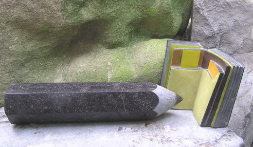 BOEK EN POTLOOD - 2001 - Boek: arduin, pigment, 30:24:15 cm Potlood: arduin -  58 cm, Ø 12cm