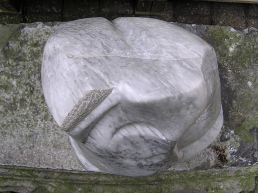 sculpture "Overpeinzing" by Mari