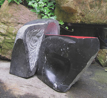 Z.T. (twee-delig) - 2000 - zwart marmer, arduin, pigment - 26:24:15 cm en 26:18:21 cm