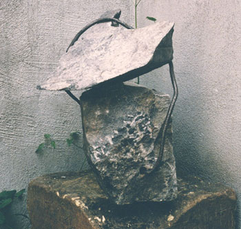 POETRY OF THE STONE - 1996 - arduin, ijzer - 50:45:35 cm - verwerkt in nieuw beeld: Groet uit het Verleden, Knipoog naar de Toekomst
